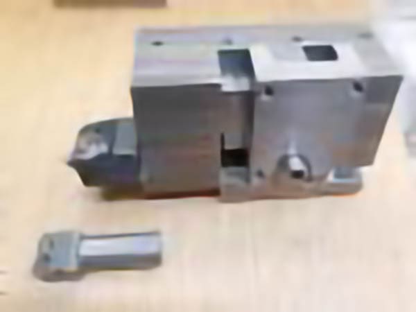 A Retracting Toolholder For Screwcutting With A Twist