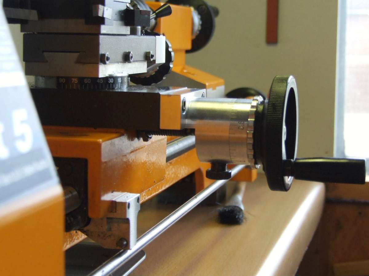 Side View showing Thumbscrew Lock