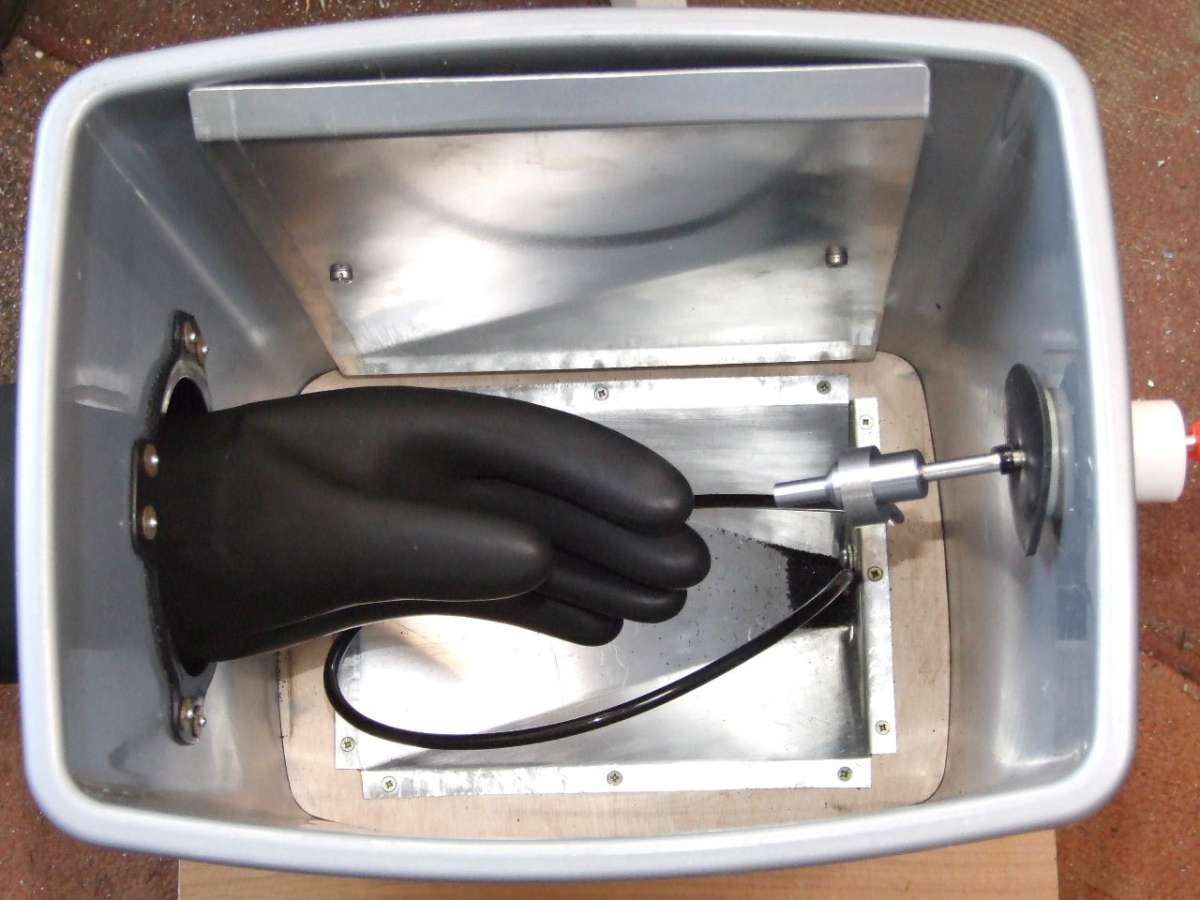All the workings, sump pan directs media to suction pipe. Filter protection Baffle at the rear also reflects light from the LED