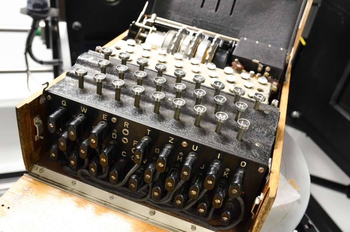 1920_enigmamachine-schoolofmathematics-universityofmanchester-2-986340