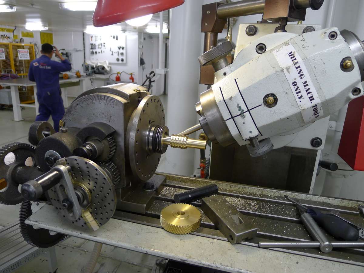 11-02-13-01MillingMachineGearCutting1