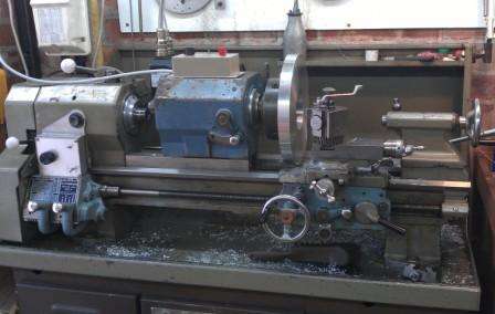 Lathe with two headstocks